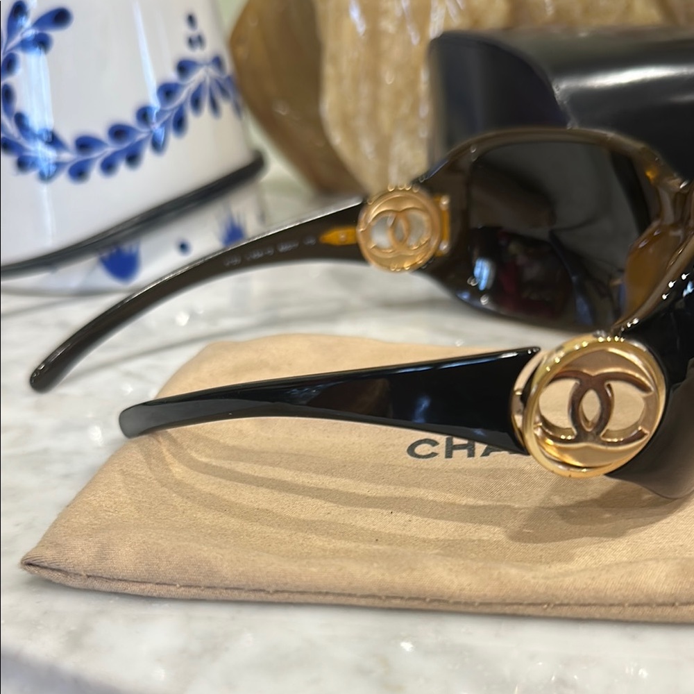 CHANEL Black Sunglasses with Elegant Oversized Frames - Picture 5 of 12